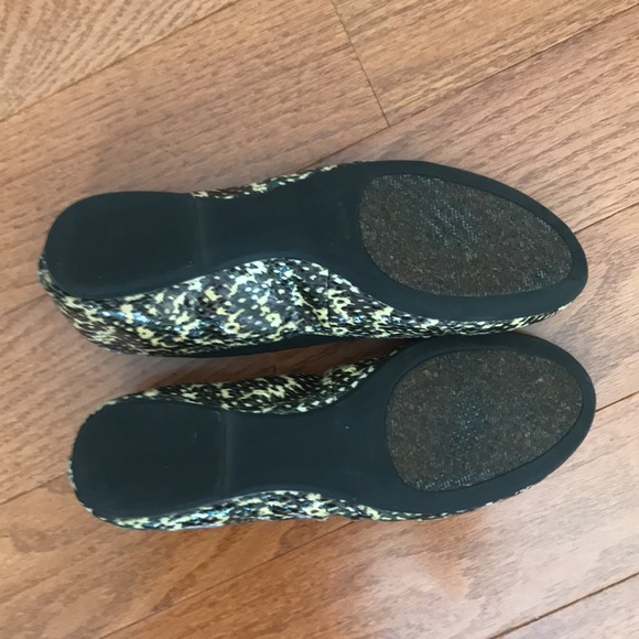 Mint condition BCBG flats - Picture 3 of 3